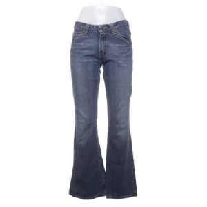 Lowwaist bootcut jeans - Jättesnygga lågmidjade jeans. Är insydda (se bild 3) men inget kan märker av. Innebenslängd: 77cm och midja svärs över: 37cm. Köparen står för frakt📦
