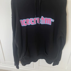 Billionaire boys club hoodie - Tjena! Säljer denna knappt använda hoodien från BBCicecream. Allt og finns kvar och den är i storlek L men sitter något mindre. Nypris var ca 1300kr