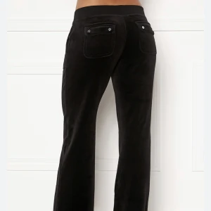 Svarta juicy byxor - Har nästan aldrig använt de och de är i bra skick!! Finns fler bilder att få🤩💓