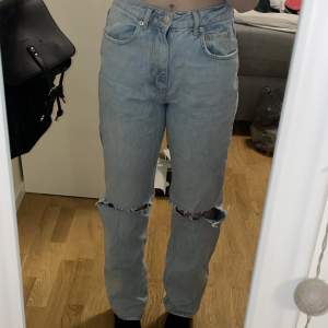 90s high waist jeans från Gina Tricot i storlek 36. Använda men i gott skick!