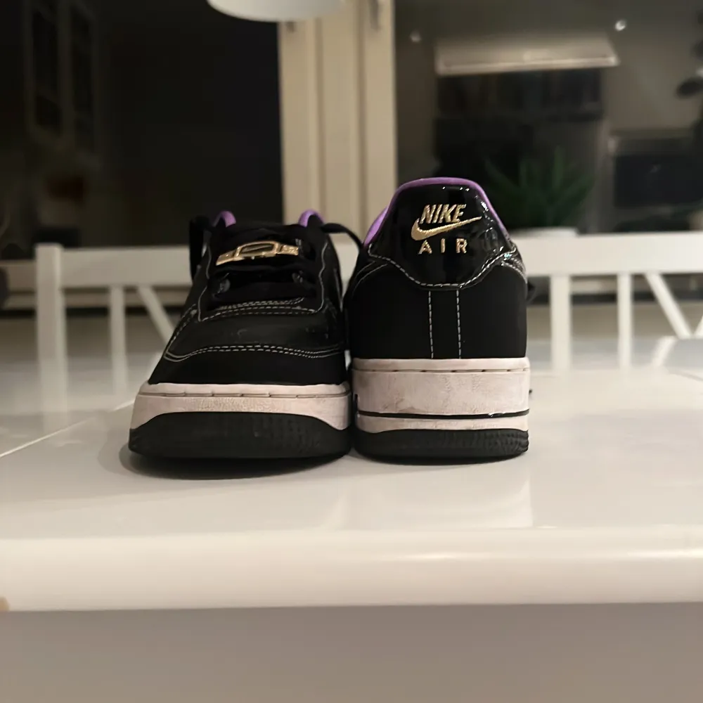 Nike airforces i väldigt bra skick och använd några fåtal gånger. Köpta i oktober 2022. Storlek 39 . Skor.