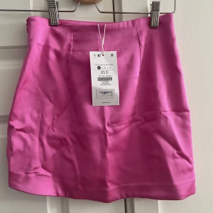 Neon rosa kjol - Neon rosa kjol från bershka.  Aldrig använd:)