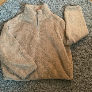 Rensar min garderob! - Säljer denna jätte gosiga tröjan från H&M. Köpte för länge sedan och använde den jättemycket då men har ingen användnnng av den nu😊