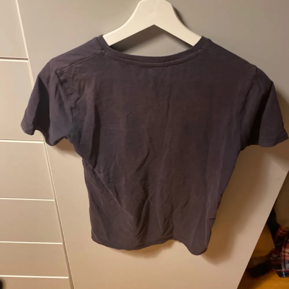 Gant t-shirt senast använd ca 2 år sedan, bra skick. Gör av dig vid minsta intresse, orginal pris runt 400kr. T-shirts.