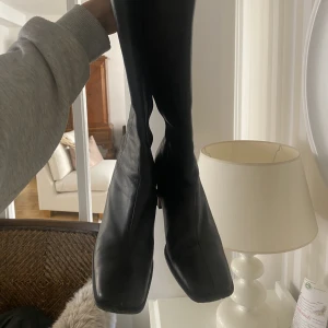 Stövlar - Svarta stövlar i skinn, köpta i väldigt bra skick second hand
