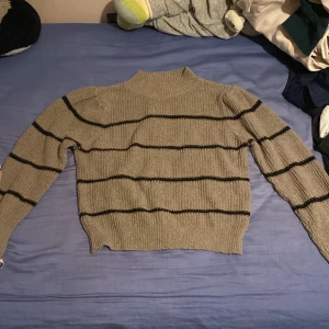 Stickad tröja - Kort stickad tröja i storlek S säljes pga ej användning. Frakt ingår