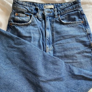 Blåa jeans  - Snygga wide legged jeans från Gina. Passar mig som är 160 cm. 