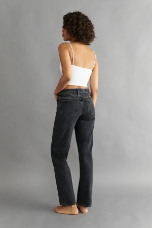 Low waist straight jeans  - Säljer dessa trendiga low waist straight jeansen från Gina🥰Använda sparsamt! Egna bilder kan skickas vid intresse🥰 Nypris 500kr, köparen står för frakten!