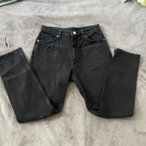 Jeans från Monki, storlek 27. Uppskattar en XS🤍 Köparen står för fraktkostnad!