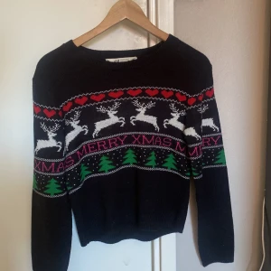 Säljer tröja  - Köpte den för 150 säljer för 90kr har haft på mig den en gång men den är liten för mig 