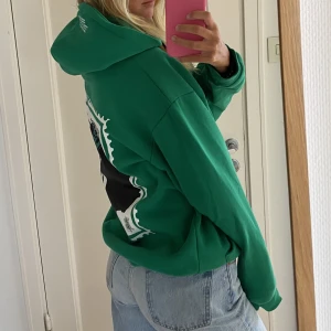 Hoodie - Grön hoodie med tryck från bohoo