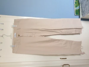 Sommarjeans - Härliga sommarjeans, aldrig använda! Snygg avklippt detalj i benen. 