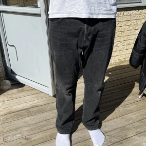 Svarta weekday jeans - Weekday space relaxed straight jeans. Priset tål att förhandlas. Frakt:69kr