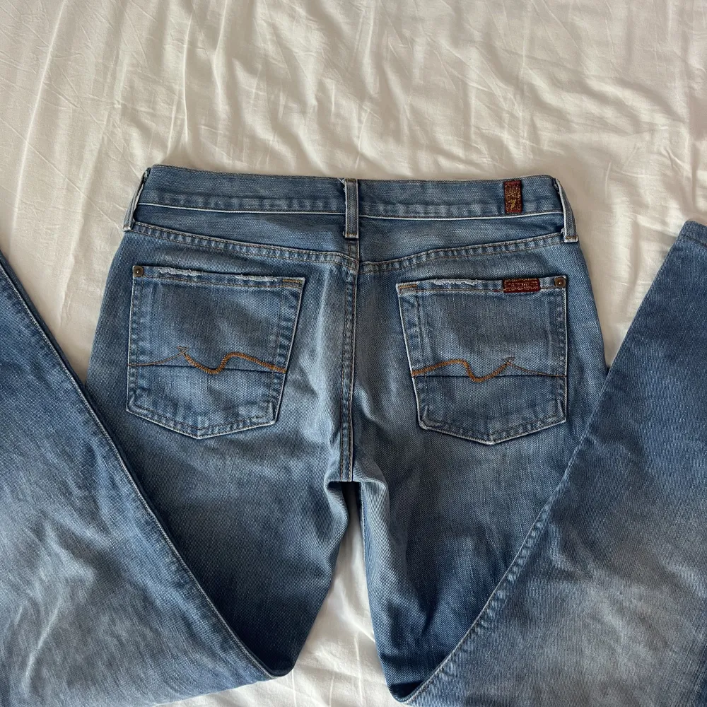 Säljer dessa superfina jeans, de är lågmidjade och bootcut. De är tyvärr för små för mig och därav kan jag ej ta några bilder! Innerbenslängd ca 70 cm, midjemått 38 cm rakt över❤️. Jeans & Byxor.
