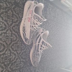 Yeezy zebror  - Mina yeezy zebror som jag har använt ca 5 gånger men som nu är för små 
