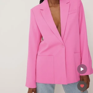 Rak kavaj  - Rosa rak kavaj från NA-KD  storlek: 40 (M/L) Nypris: 679kr Säljer för: 280kr