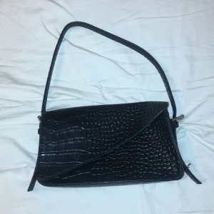 Nly väska  - Fin väska från nly säljer då jag aldrig använder den 