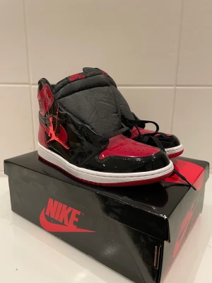 Jordan 1 High - Hej! Jag säljer mina Jordan 1 High oanvända och är i helt perfekt skick. Dessa är såklart äkta och kvitto finns. Kan skickas och skriv vid frågor 👍 Storlek 44,5