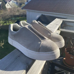 Eytys Doja Skor - Intressekoll på mina sparsamt använda, riktigt feta Eytys Doja, har haft i ett par månader och endast använt under bra väder. Storlek 43. Lättborttagna hälskydd finns i skon. Pris ej hugget i sten. Nypris: 2000