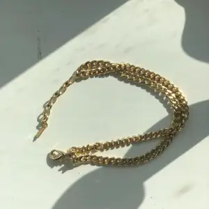 Ett guldarmband från pilgrim. Lackerade i guld 70kr plus frakt