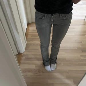 Gråa Lågmidjade jeans  - Säljer min syrras jeans åt henne💗 inga defekter men utsydda så att de ska bli längre💗 