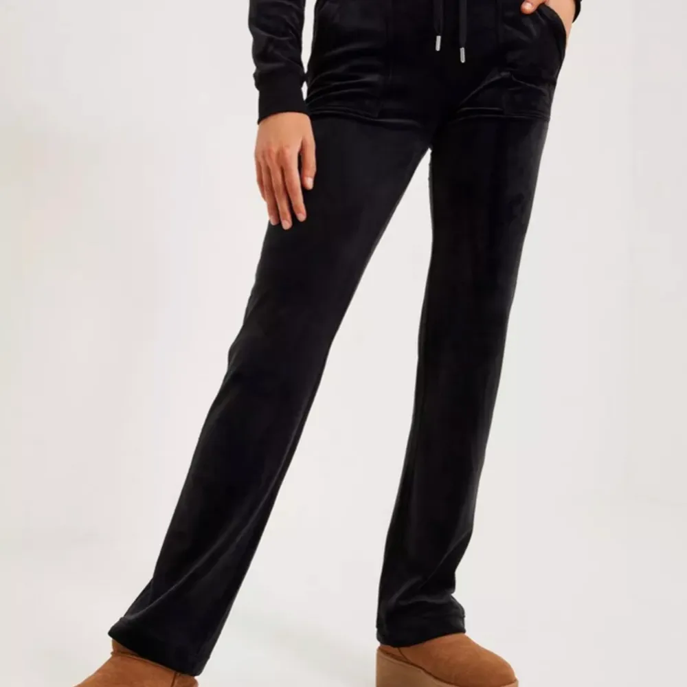 Juicy couture byxor i storlek xxs, helt utsålda på hemsidan, knappt använda, köpta förra sommaren.. Jeans & Byxor.