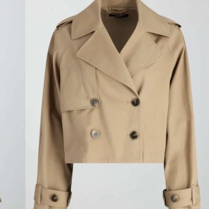 Trenchcoat  - Säljer min fina trenchcoat då  jag köpte den i en annan färg.  (Jackan är slutsåld nu) Den är i storlek S och prislappen är kvar på jackan. Köpt för 599, säljs för 559💕Priset går att diskutera vid snabbt köp 