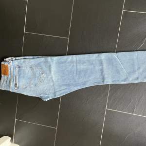 Blå Lee jeans i modellen LUKE, storlek W32 L32. Raka i modellen och aldrig använda!
