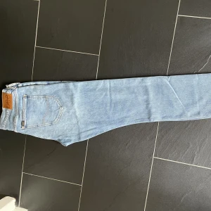 Lee Jeans - Blå Lee jeans i modellen LUKE, storlek W32 L32. Raka i modellen och aldrig använda!