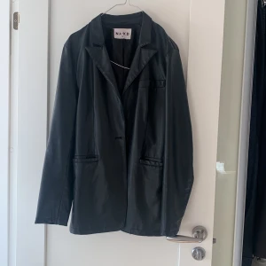 Pu blazer  - Supersnygg pu blaser som passar allt från en xxs-s 🥰