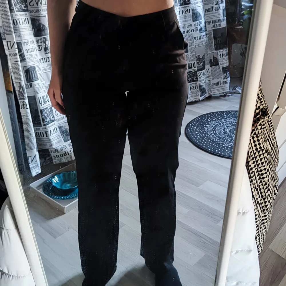 Snygga lågmidjade kostymbyxor från Madlady. Knappt använda, fint skick. Byxorna har knappar som gör att du kan reglera storleken på midjan. (Skriv för fler bilder eller om du har frågor♥️) Slutsålda på Madladys hemsida. . Farkut & Housut.