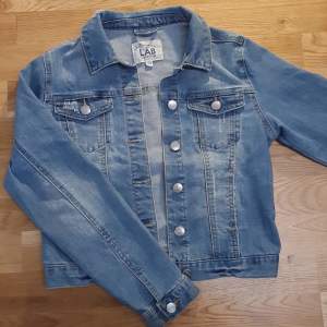Blå jeansjacka i jeanstyg, hållbar och snygg med fickor, storlek 152