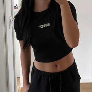 Svart kroppad t-shirt - Aldrig använd, plagget har kvar prislapp! 🫶🏽