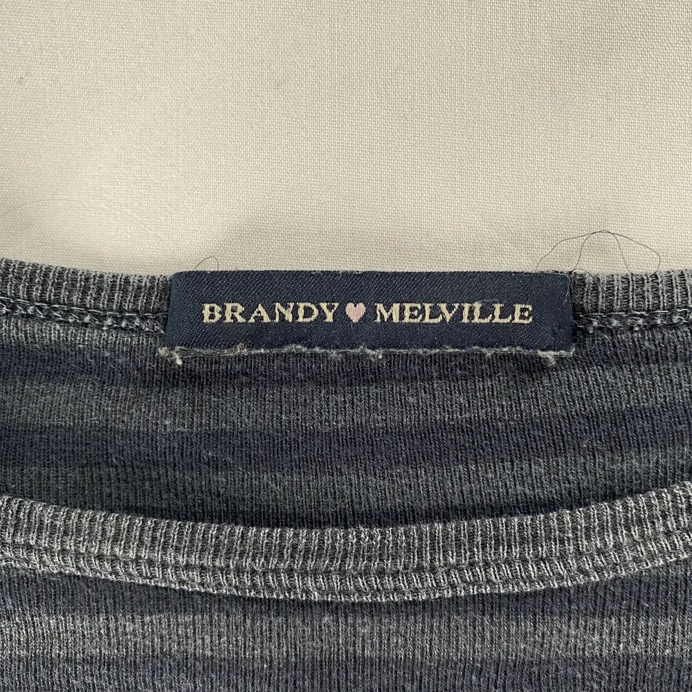 Jättesöt långärmad tröja från Brandy Melville, köptes här på plick🌸 . Toppar.
