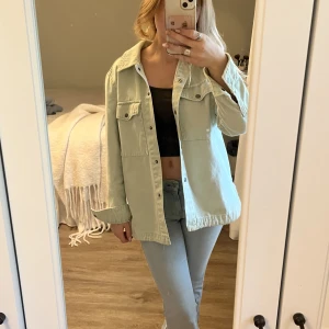 Jeansjacka  - Tänkte sälja min ljusgröna jeansjacka ifrån zara då jag inte använder den. Den är i storlek xs, skriv om ni har frågor🌟