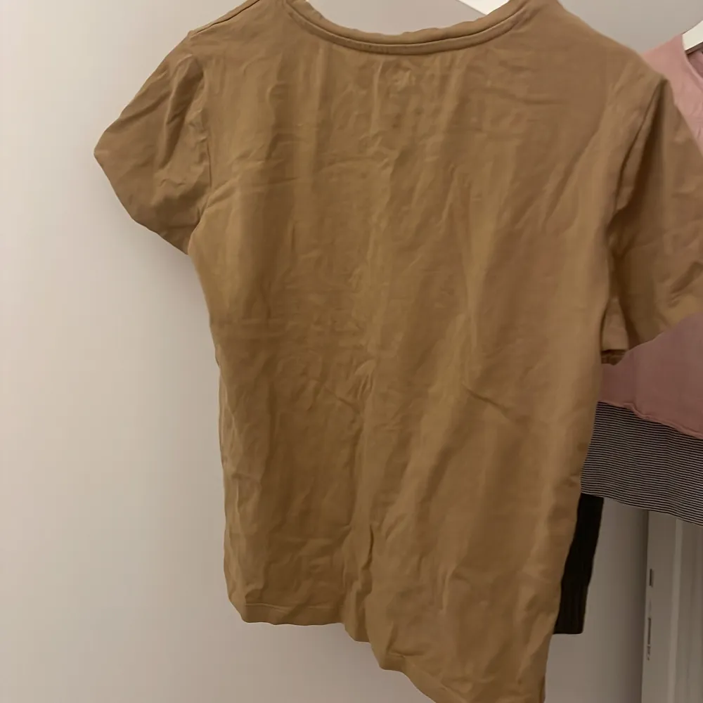 En vanlig basic t-shirt, super skön och fin, lite oversised. Säljer för används ej så mycket,( använd typ 2 gånger) bra skick! Passar väldigt bra till blåa och svarta jeans!. T-shirts.