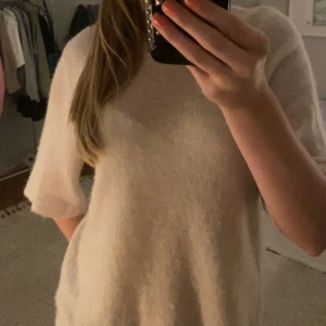 Trekvarts tröja  - Säljer denna ursnygga tröja som är trekvarts ärm ❤️lite nopprig men annars nyskick❤️ köpt för 700kr❤️sitter sååå 😊 kom med pris förslag 