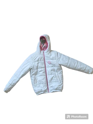 Dubbelsidig jacka  - Dubbelsidig jacka från Decathlon i bra skick.