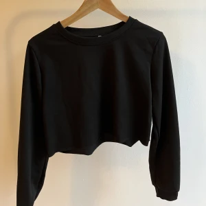 Långärmad magtröja - Svart långärmad magtröja i storlek XL. Använd några få gånger och är i bra skick.