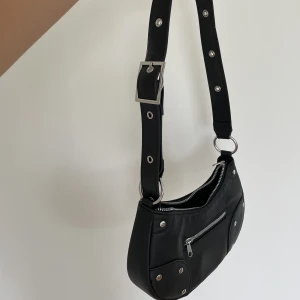 Handväska - Enkel svart väska från H&M Frakt tillkommer 