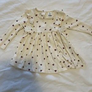 Bebiskläder 3-6 månader  - Jättegullig klänning för flickor 3-6 månader. Helt ny och oanvänd.  