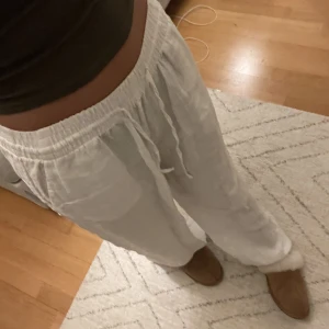 Linnebyxor Vita - Säljer dessa för använder inte lika mycket. Från Gina Tricot men Bianca Ingrossos kollektion så står även ”premien quality” på lappen. De är menade att ha högmidjat men man kan ha dom lågmidjat men blir lite pösigt undertill ❤️