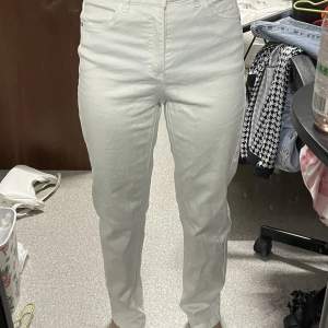 Aldrig använt dessa vita jeans. Jag är 153,5cm lång säljer dessa för de inte e min still.