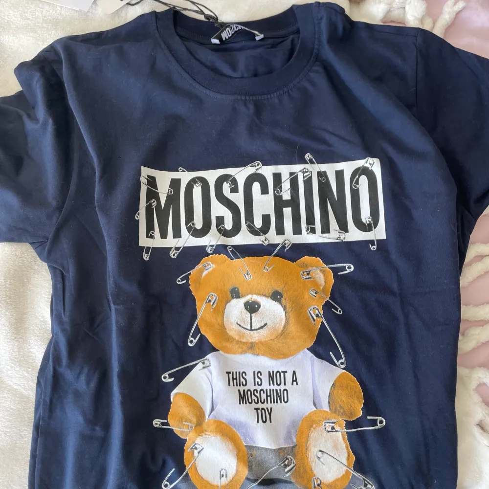 Mochino tshirt, oanvänd.. Toppar.