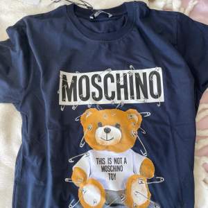 Mochino tshirt, oanvänd.