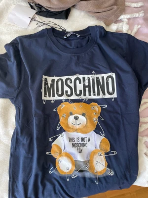 Moschino t shirt - Mochino tshirt, oanvänd.