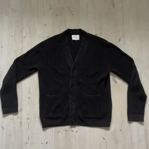 Manchester kofta - Supernajjs kofta i svart med Manchester mönster. Bra skick, sällan använd!  tts M Nypris 1199:- 