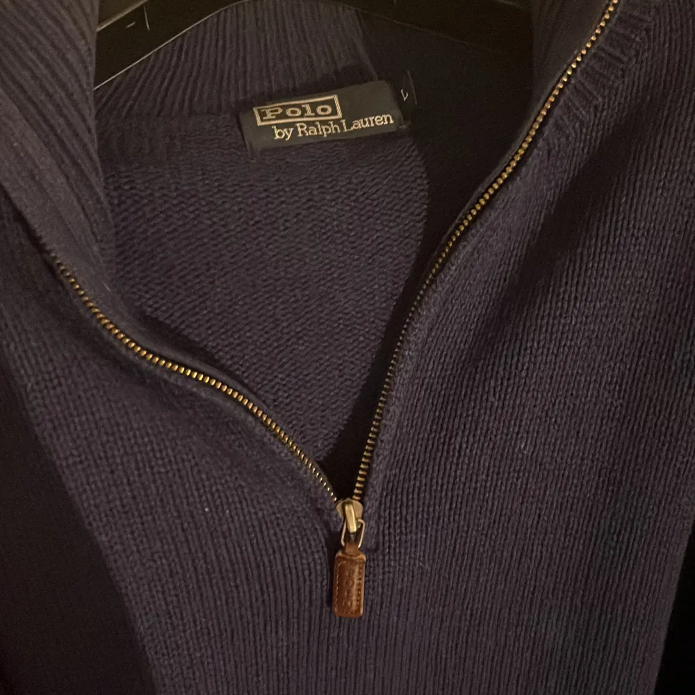 Säljer en unik gammal Ralph Lauren half zip.  Finns ett hål som ni ser i bilden! Lamm ull. Tröjor & Koftor.