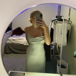 Bal klänning - Jättefin silkes balklänning. Den är redan vaddad så behövs ingen bh till💕den är ifrån begging boutique och beställd från Australien. Nypris var runt 1800! Jättefint skick, inga defekter eller annat. Mint grön färg. Skriv för fler bilder💕