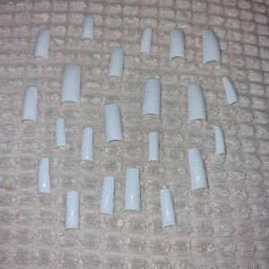 Lösnaglar tippar - Finns alla storlekar för att kunna gör naglar. Man får med nagelfil och lite extra naglar på köpet🦋